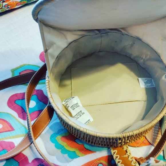 Snap Closure Straw Circle Tote Handbag with Black Tassle - Picture 3 of 4